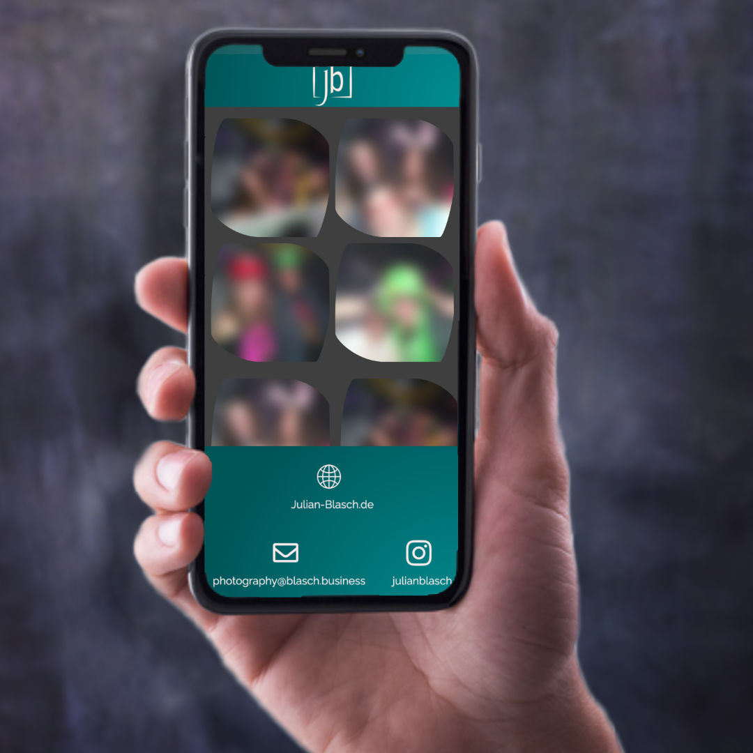 Hand mit Smartphone auf dem der Zugriff zur Fotobox zu sehen ist